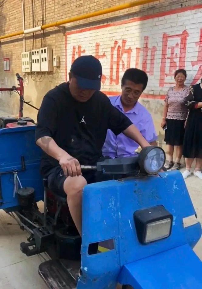从“央视名嘴”到“农村大爷”,已被封杀8年的毕福剑到香港捞金