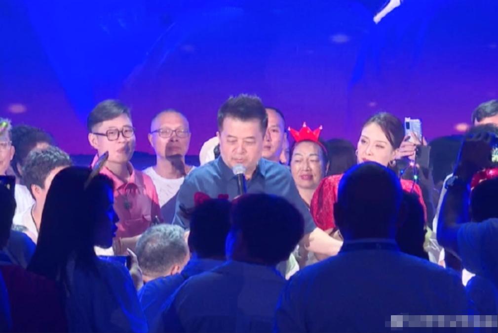 从“央视名嘴”到“农村大爷”,已被封杀8年的毕福剑到香港捞金