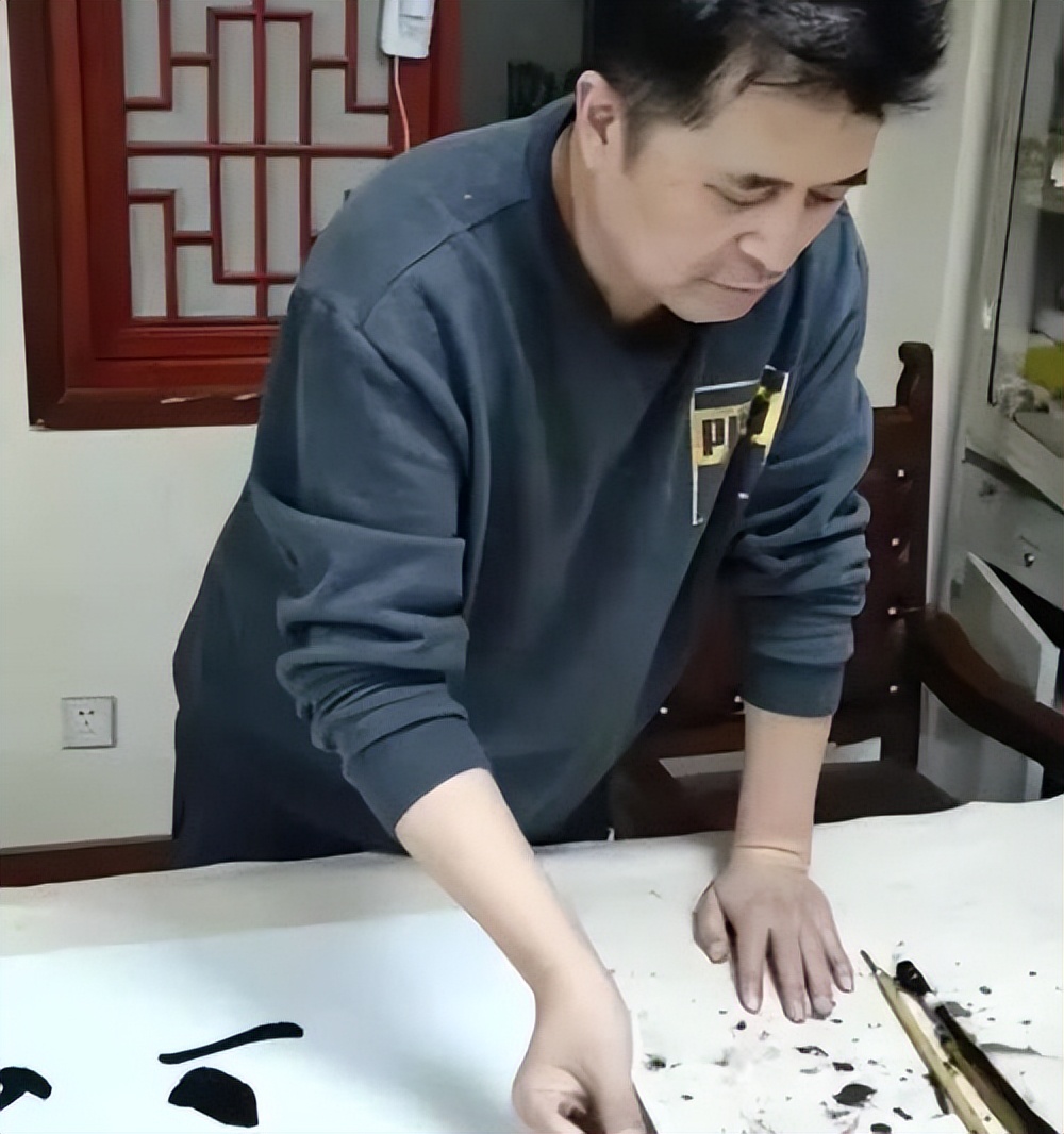 从“央视名嘴”到“农村大爷”,已被封杀8年的毕福剑到香港捞金