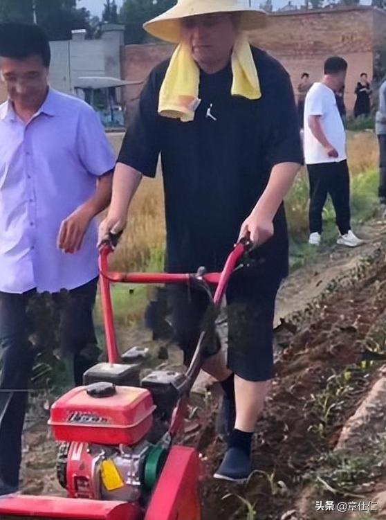 从“央视名嘴”到“无名大爷”,毕福剑走到这一步,怪不了别人