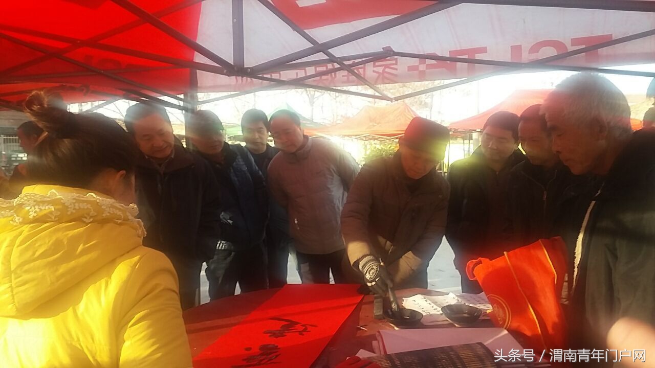 大荔县赵渡镇喜迎市上调研 开展“送戏下乡”和“义写春联”活动