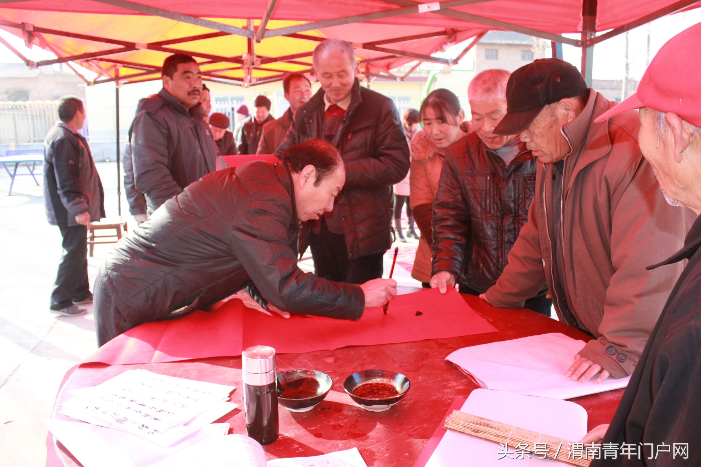 大荔县赵渡镇喜迎市上调研 开展“送戏下乡”和“义写春联”活动
