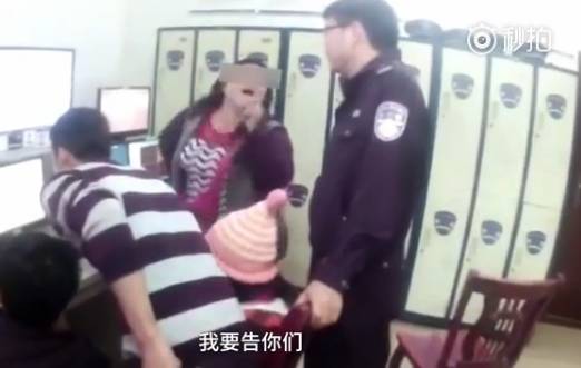恶毒后妈!广东夫妻带女童碰瓷被抓,女子称:孩子是前妻所生!还在派出所脱裤子……