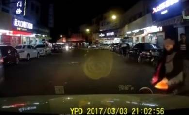 恶毒后妈!广东夫妻带女童碰瓷被抓,女子称:孩子是前妻所生!还在派出所脱裤子……