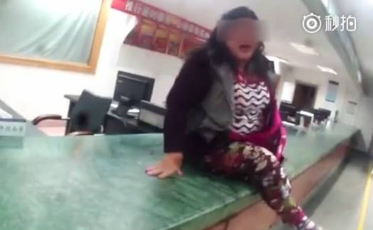 恶毒后妈!广东夫妻带女童碰瓷被抓,女子称:孩子是前妻所生!还在派出所脱裤子……