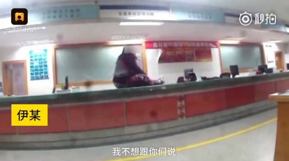 恶毒后妈!广东夫妻带女童碰瓷被抓,女子称:孩子是前妻所生!还在派出所脱裤子……