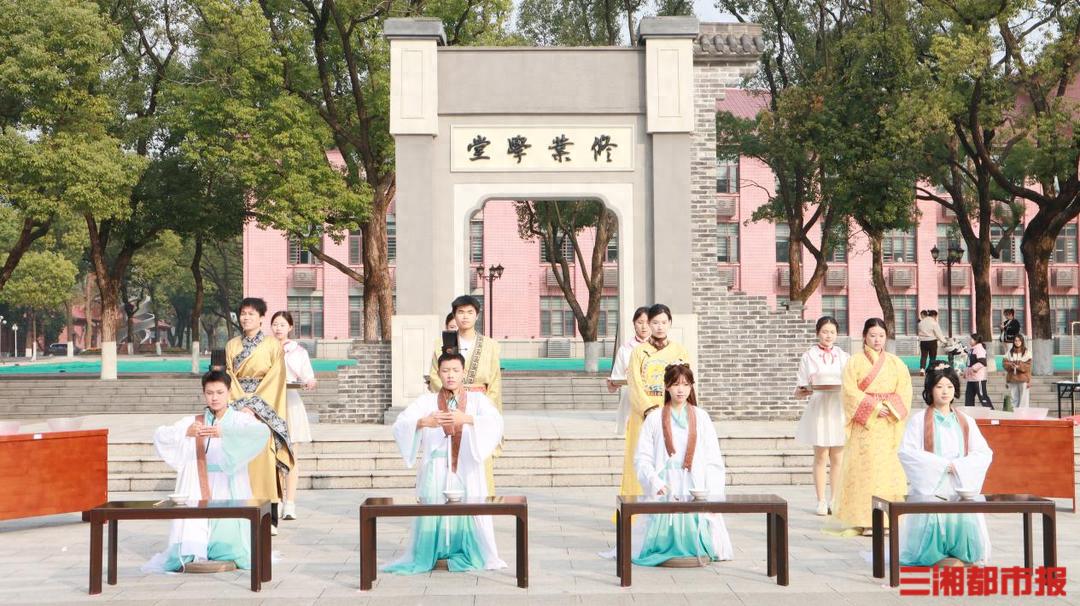 十八绽芳华!这个学院举办2024级新生成人礼