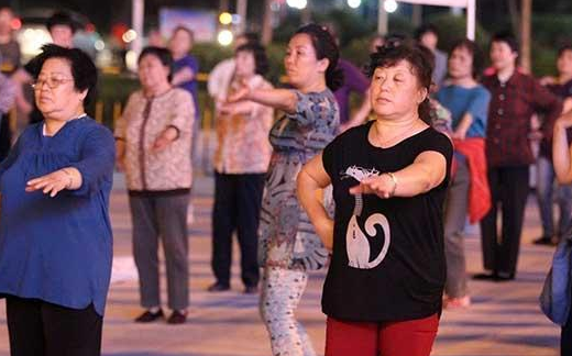 江西大妈清早跳广场舞遭住户喷水,此事究竟孰是孰非?