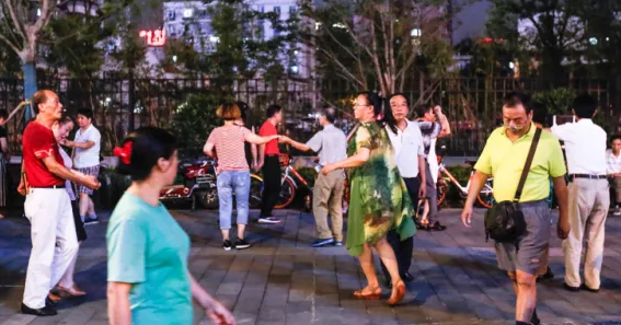 江西大妈清早跳广场舞遭住户喷水,此事究竟孰是孰非?