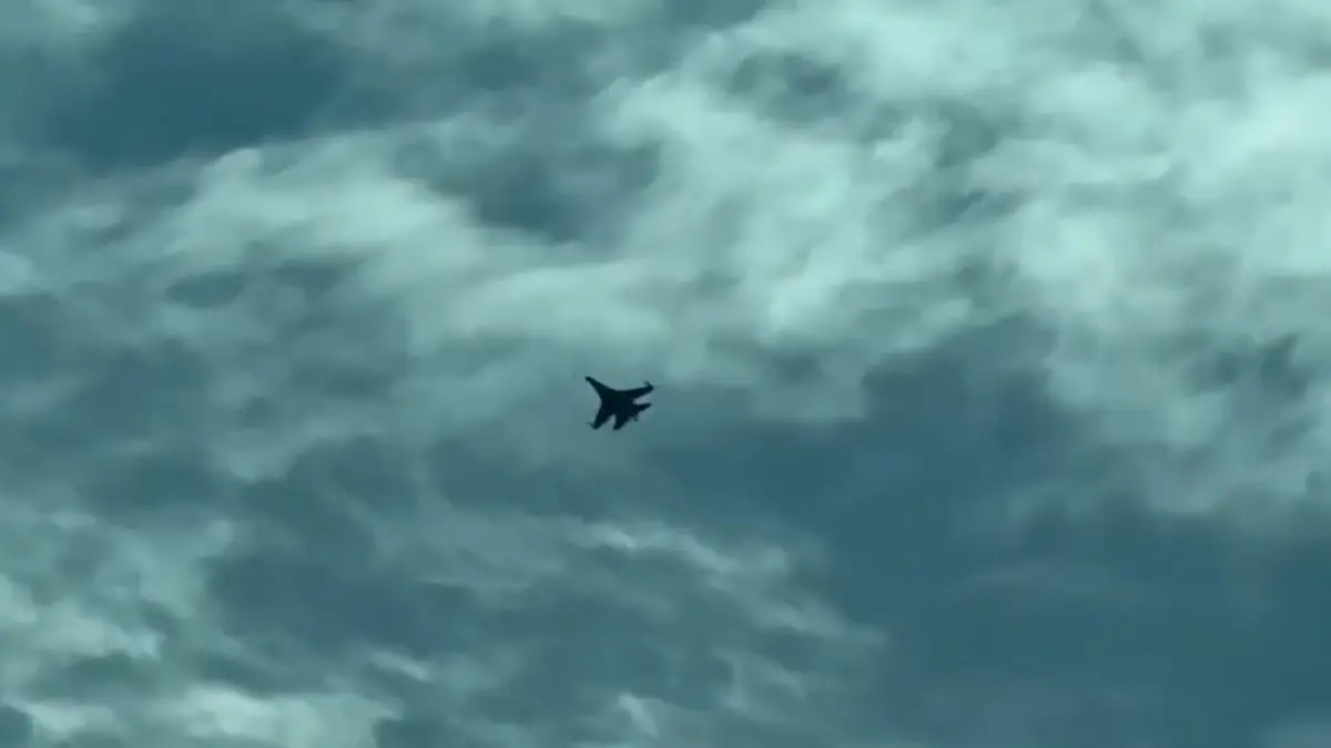菲侦察机非法侵闯黄岩岛领空,中方用行动回击,巧妙宣示领土主权