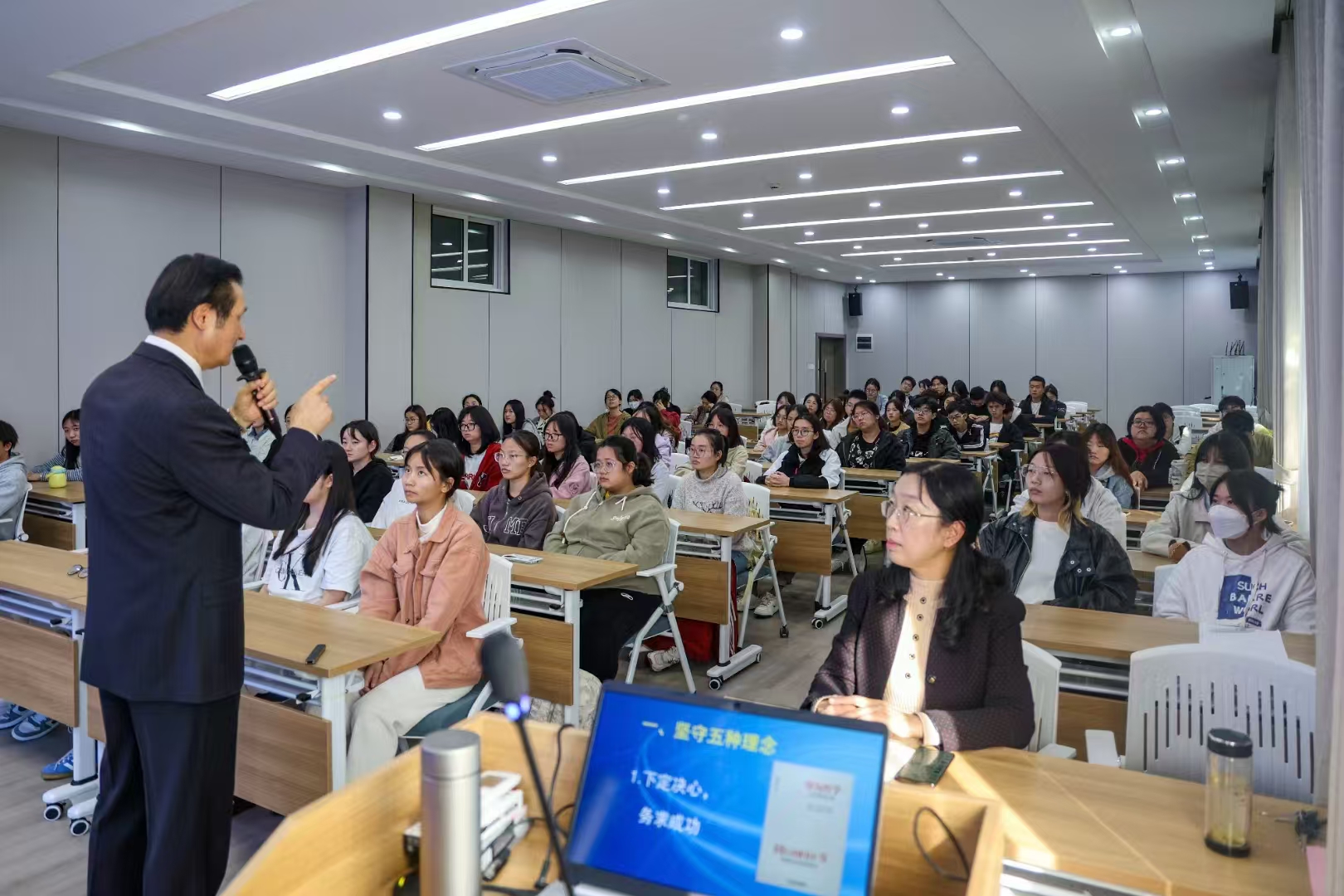 商学院举办校友讲坛