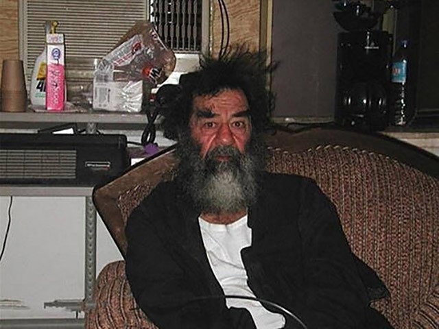 萨达姆被判死刑当天，给伊拉克人写了封绝命书，落款总统、总司令