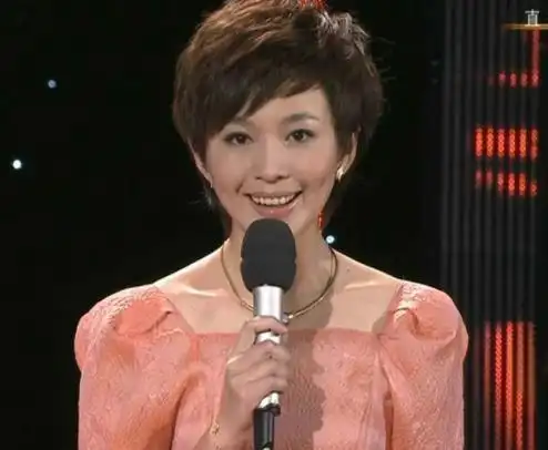 “央视国脸”欧阳夏丹：父亲病逝母亲又患癌，今43岁仍单身未嫁
