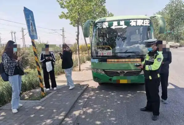 石家庄市藁城区交警一日查获7辆超员车