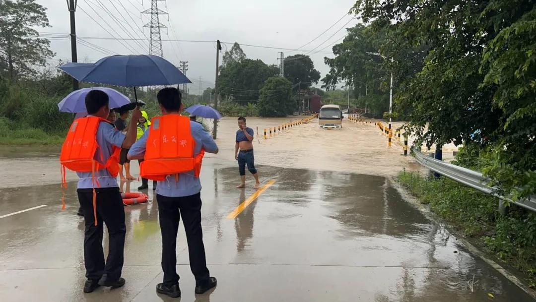 有惊无险！暴雨天致中巴涉水抛锚，海丰公安快速联合展开救援