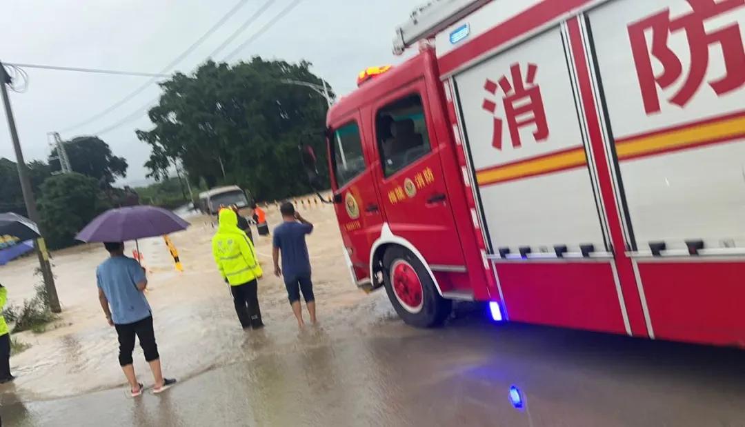 有惊无险！暴雨天致中巴涉水抛锚，海丰公安快速联合展开救援