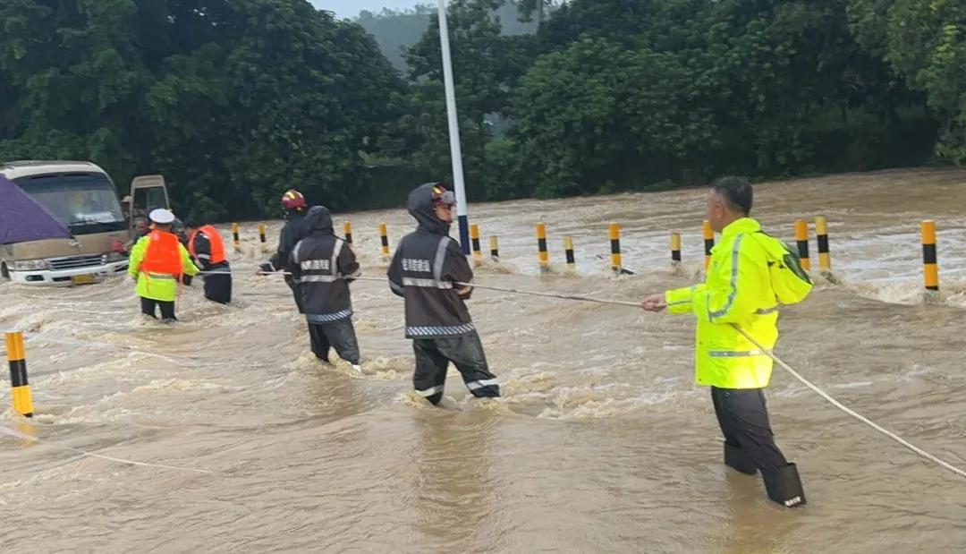 有惊无险！暴雨天致中巴涉水抛锚，海丰公安快速联合展开救援