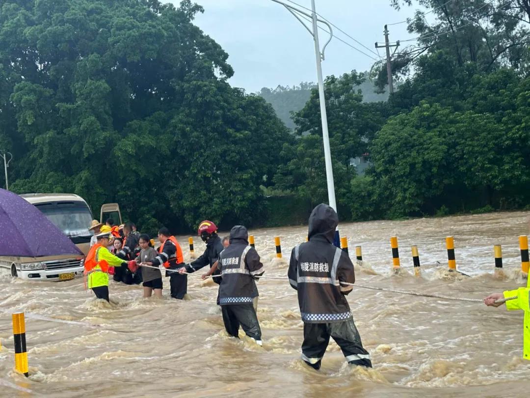 有惊无险！暴雨天致中巴涉水抛锚，海丰公安快速联合展开救援