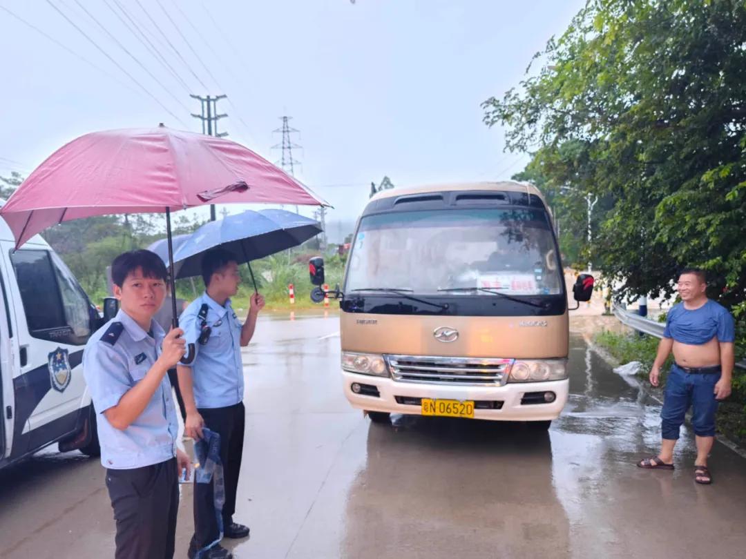 有惊无险！暴雨天致中巴涉水抛锚，海丰公安快速联合展开救援