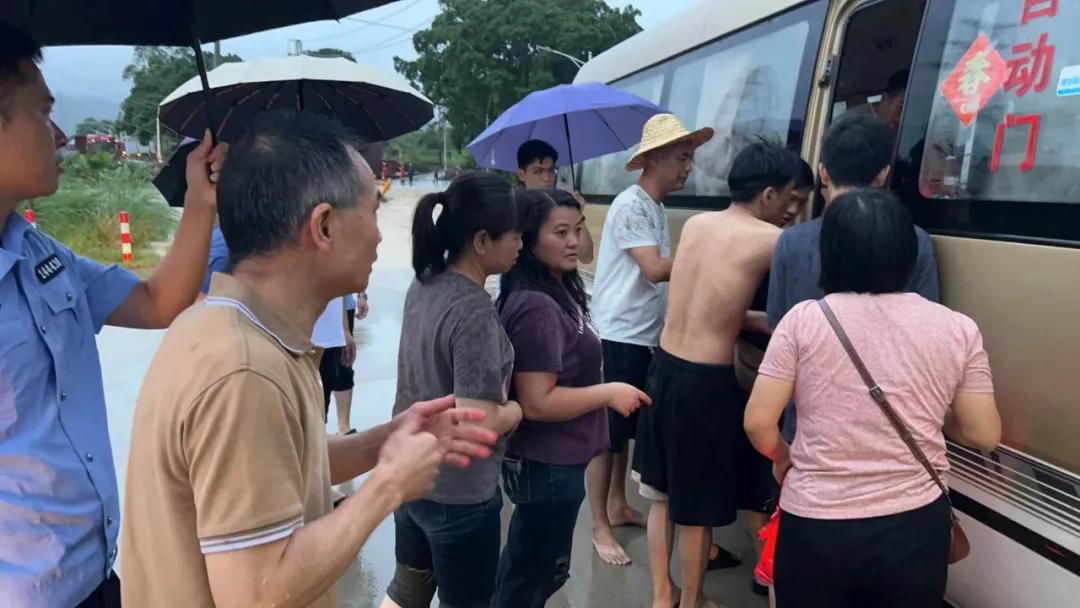 有惊无险！暴雨天致中巴涉水抛锚，海丰公安快速联合展开救援