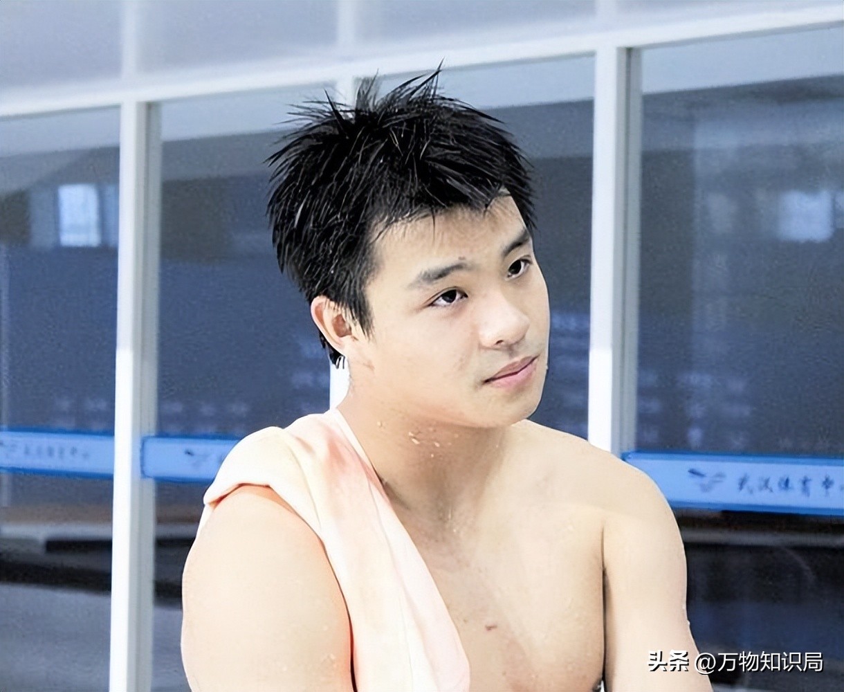 跳水男队员的“难言之隐”：刮体毛是基本要求，泳裤太小备受关注
