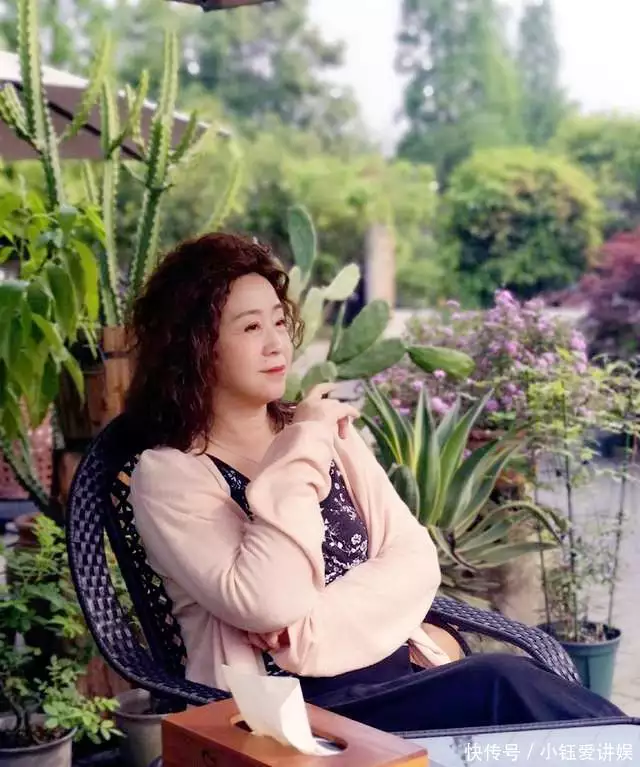 她是张国立前妻，丈夫移情她低调放手，如今67岁仍独自一人