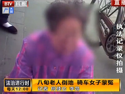 大妈碰瓷：让人尴尬的不忍直视