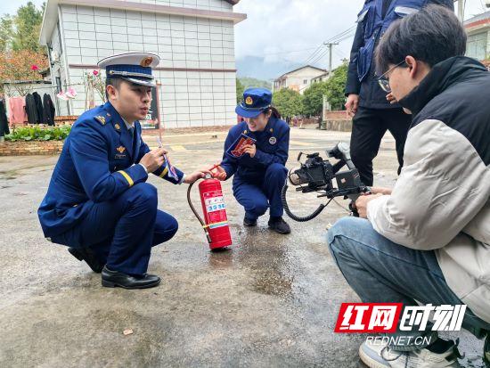 张家界：稻花香中话消防 直播助力乡村“安全防线”