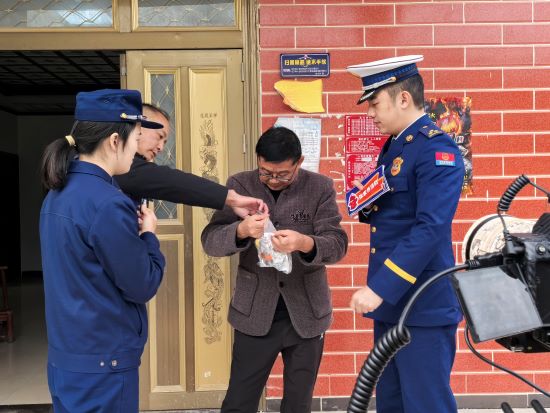 张家界：稻花香中话消防 直播助力乡村“安全防线”