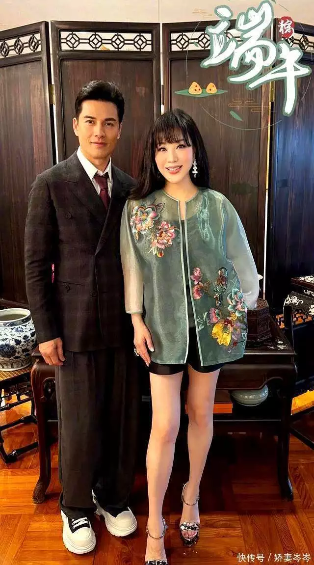 吕良伟69岁状态惊人，与妻子甜蜜同框，端午晒照引热议