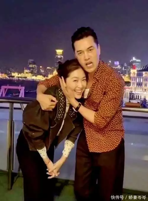 吕良伟69岁状态惊人，与妻子甜蜜同框，端午晒照引热议