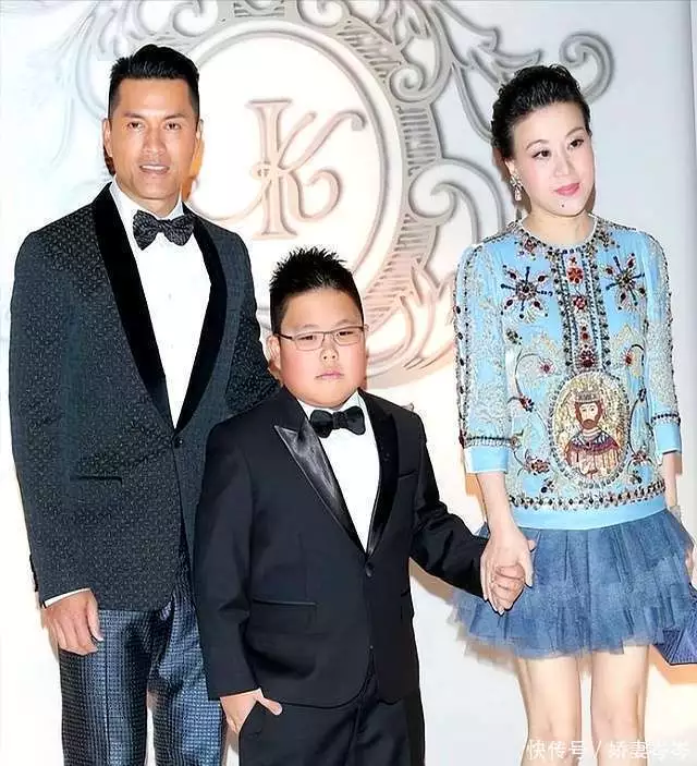 吕良伟69岁状态惊人，与妻子甜蜜同框，端午晒照引热议