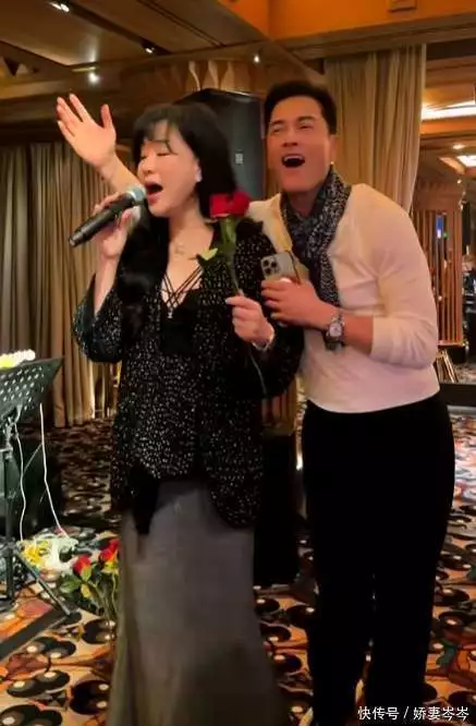 吕良伟69岁状态惊人，与妻子甜蜜同框，端午晒照引热议