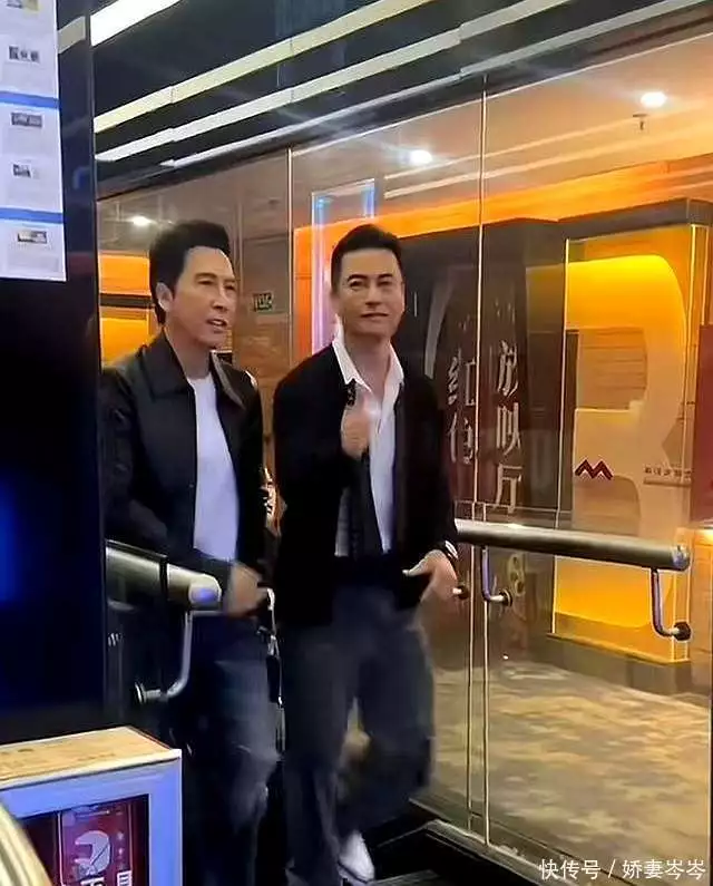 吕良伟69岁状态惊人，与妻子甜蜜同框，端午晒照引热议