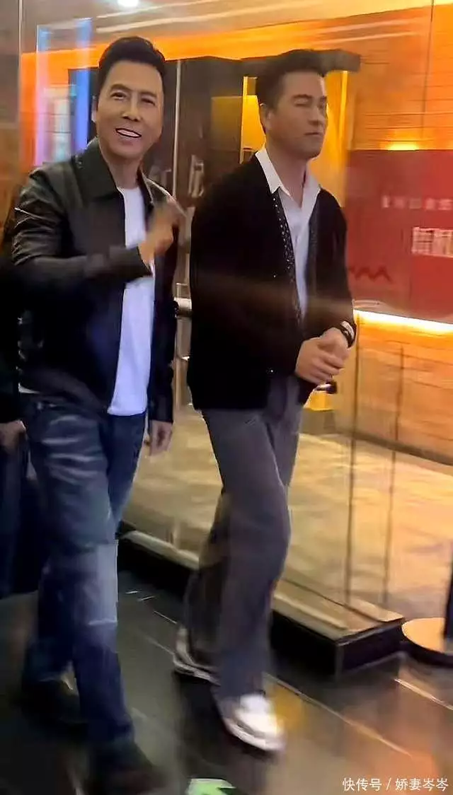 吕良伟69岁状态惊人，与妻子甜蜜同框，端午晒照引热议