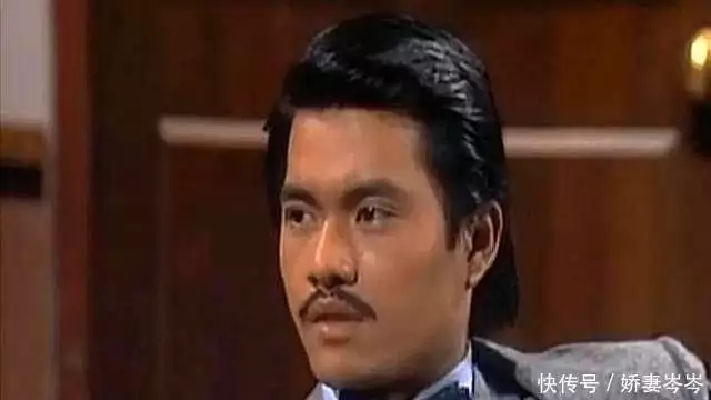 吕良伟69岁状态惊人，与妻子甜蜜同框，端午晒照引热议