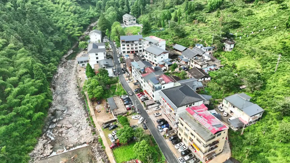 乡村振兴 | 江西铅山：民宿点亮乡村 清凉带来热业