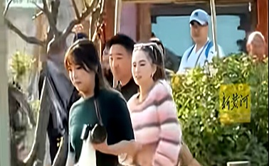 周杰伦开演唱会，昆凌被偶遇打卡景点，本人晒美照发文