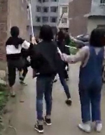 广西20女生持械斗殴 当地通报学生经教育已返校上课