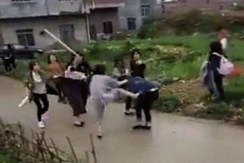 广西20女生持械斗殴 当地通报学生经教育已返校上课