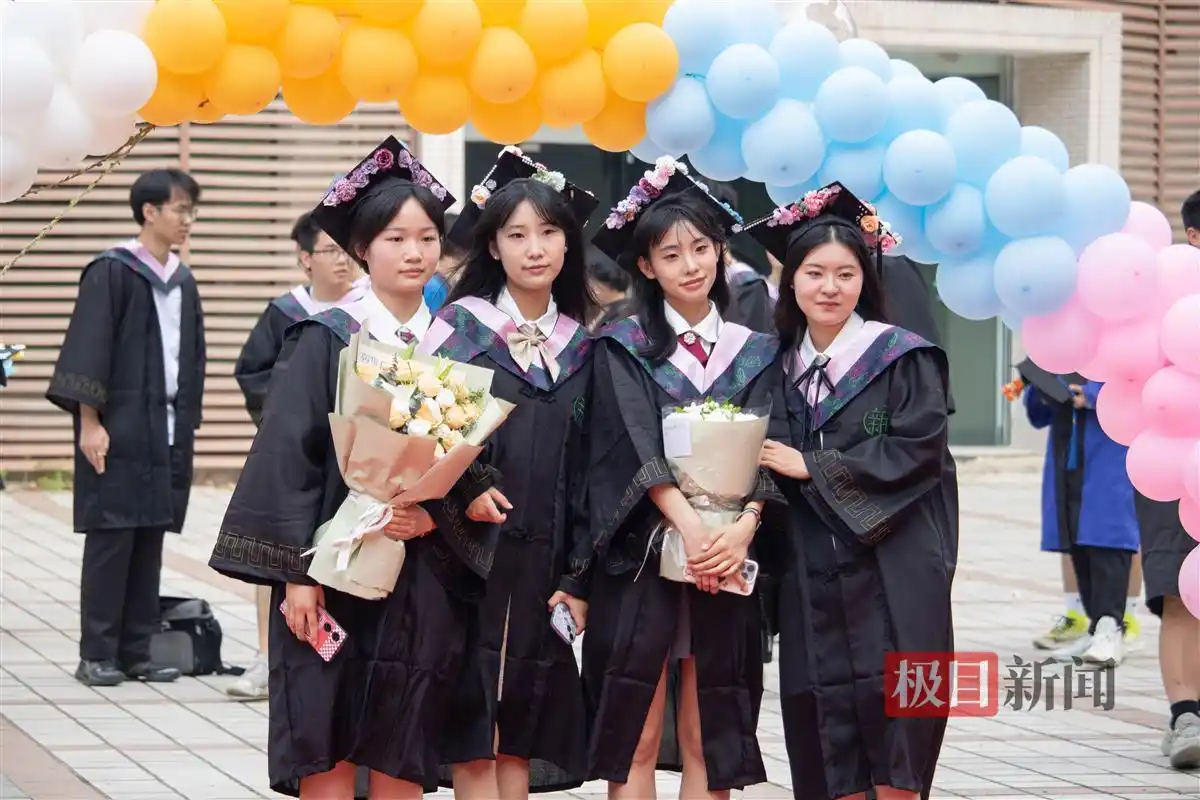 一路生花，湖北大学红毯毕业礼启动！