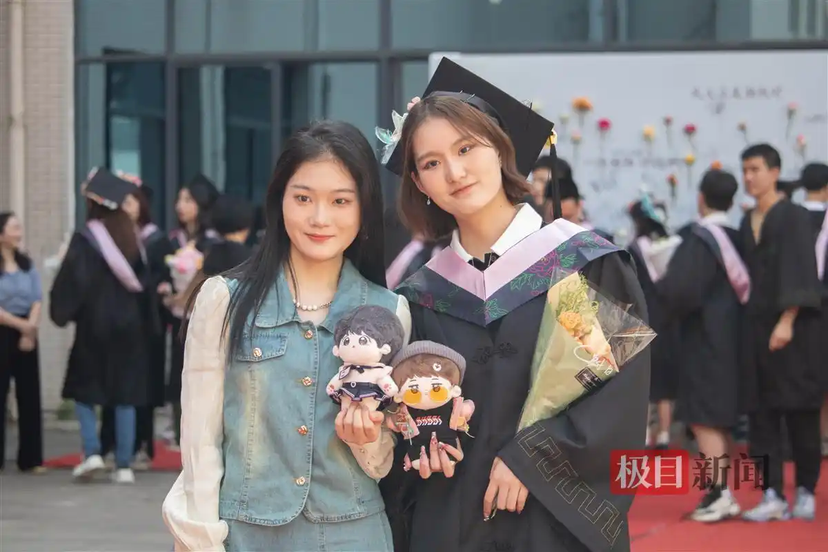 一路生花，湖北大学红毯毕业礼启动！