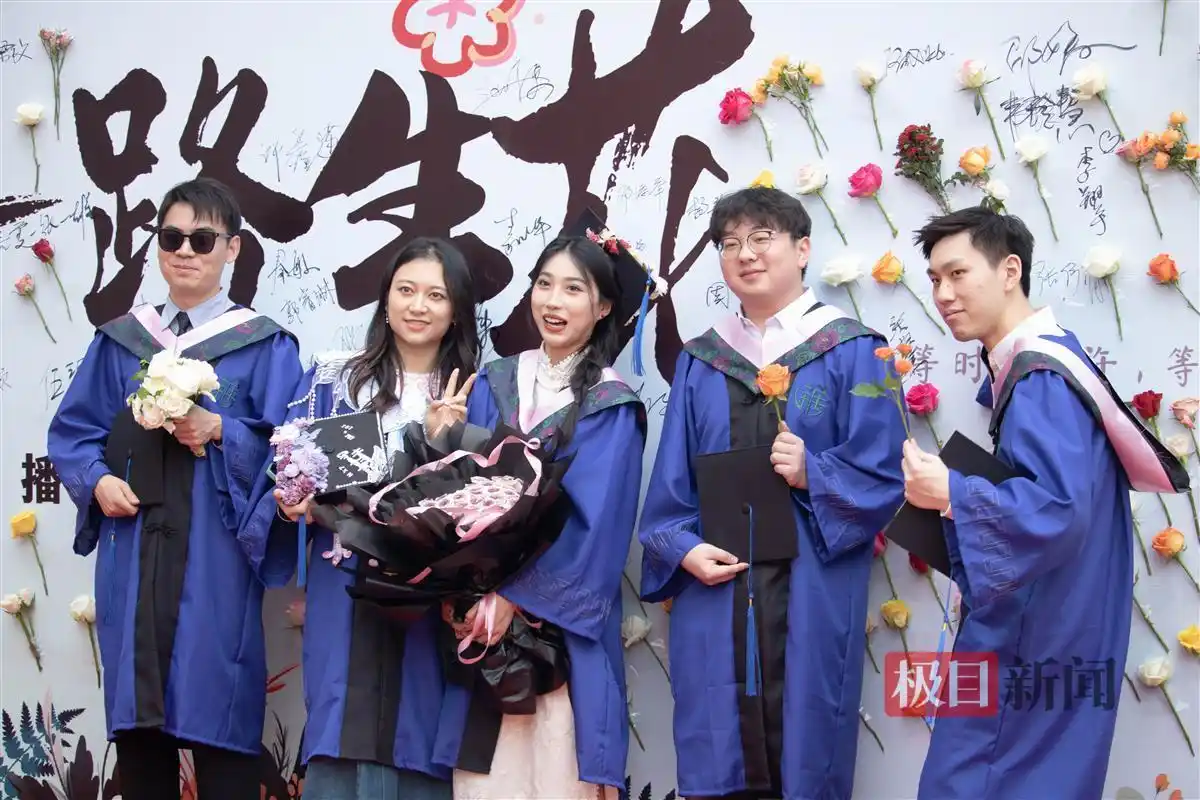 一路生花，湖北大学红毯毕业礼启动！