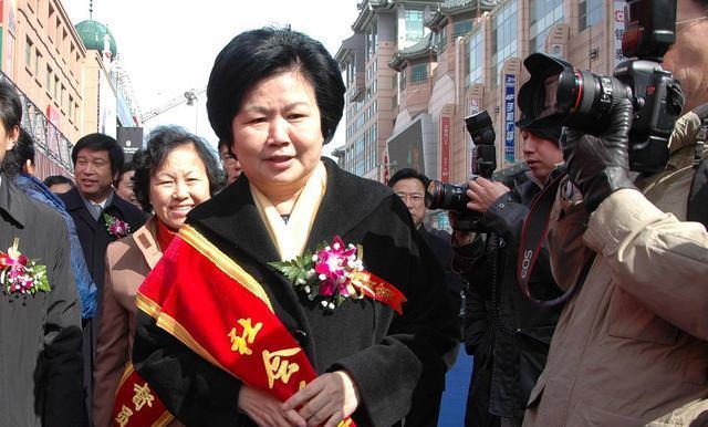 她28年来主持新闻联播0失误，半生荣光最后却毁在了钱上，太可惜