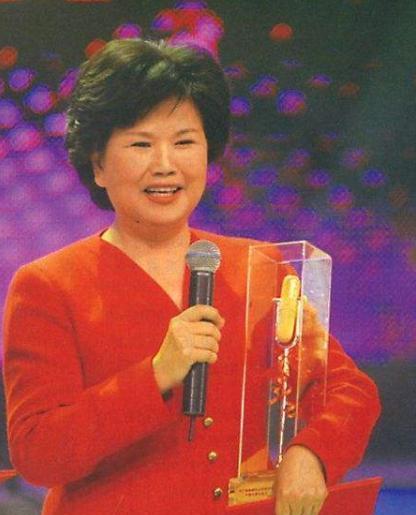 她28年来主持新闻联播0失误，半生荣光最后却毁在了钱上，太可惜