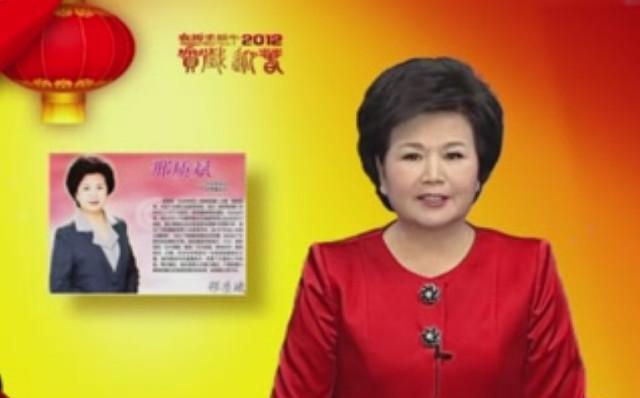 她28年来主持新闻联播0失误，半生荣光最后却毁在了钱上，太可惜