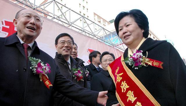 她28年来主持新闻联播0失误，半生荣光最后却毁在了钱上，太可惜