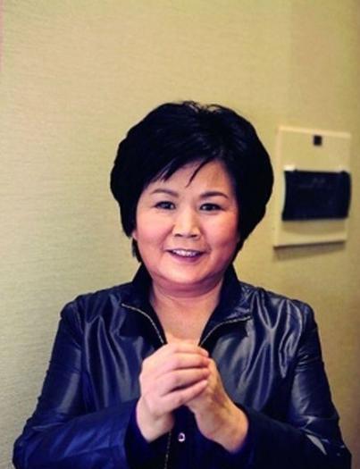 她28年来主持新闻联播0失误，半生荣光最后却毁在了钱上，太可惜