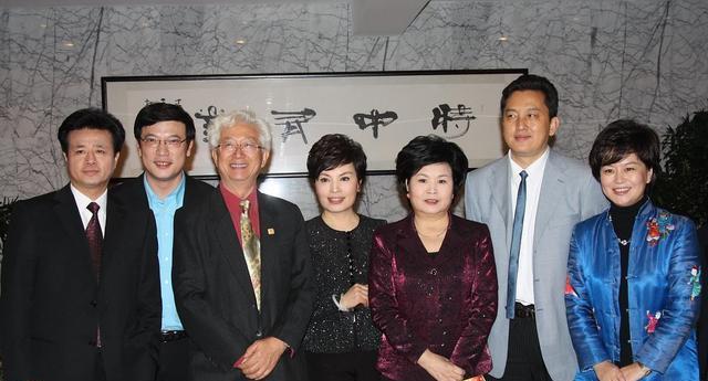 她28年来主持新闻联播0失误，半生荣光最后却毁在了钱上，太可惜