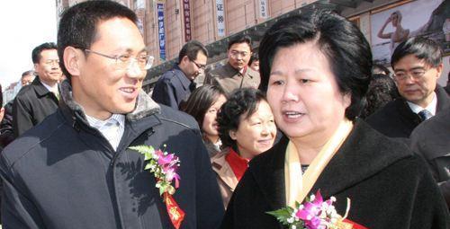她28年来主持新闻联播0失误，半生荣光最后却毁在了钱上，太可惜